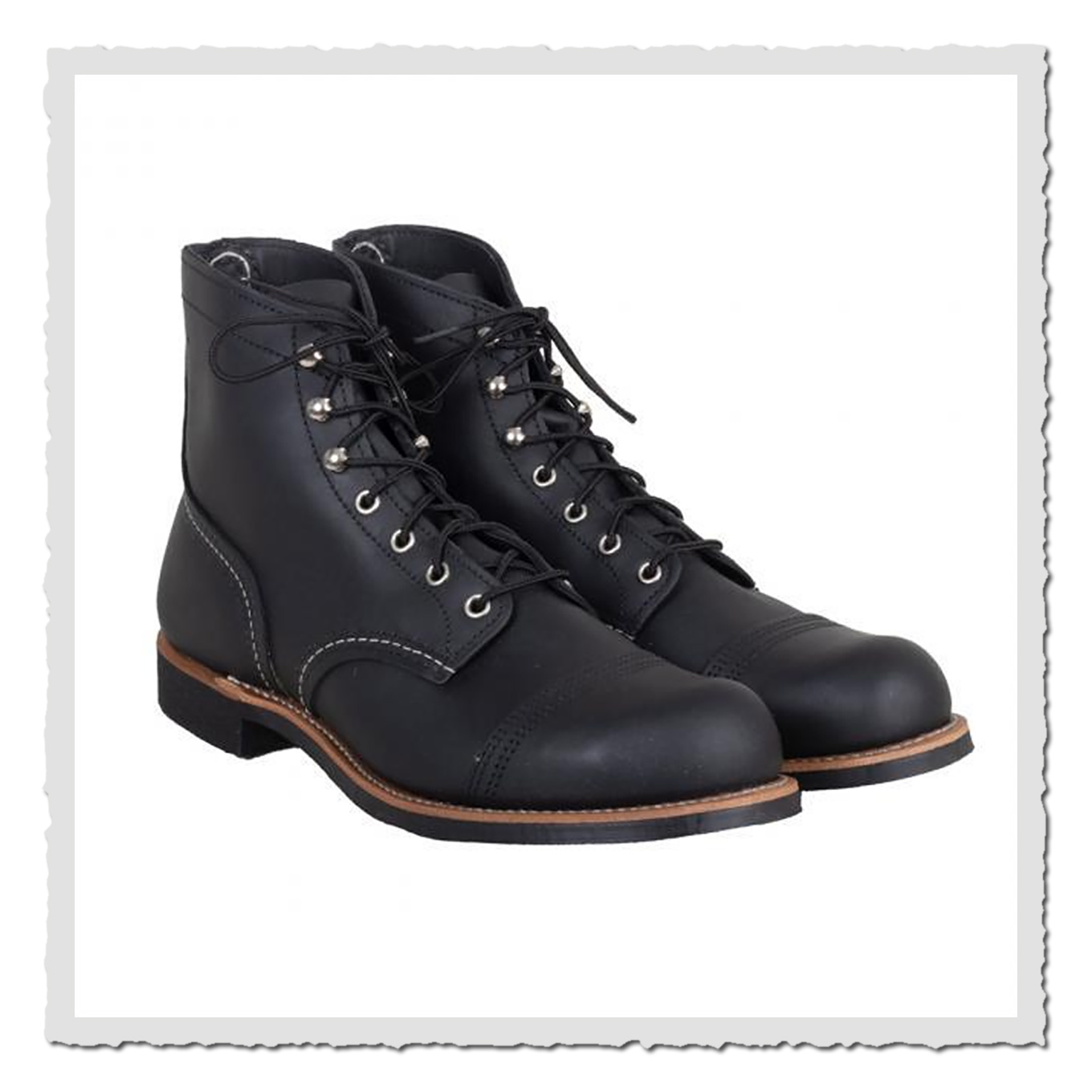 Schwarze Schnürstiefel schräg von vorn auf weißem Hintergrund
